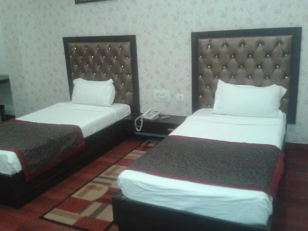 Hotel Krishna International Vrindāvan Стая снимка