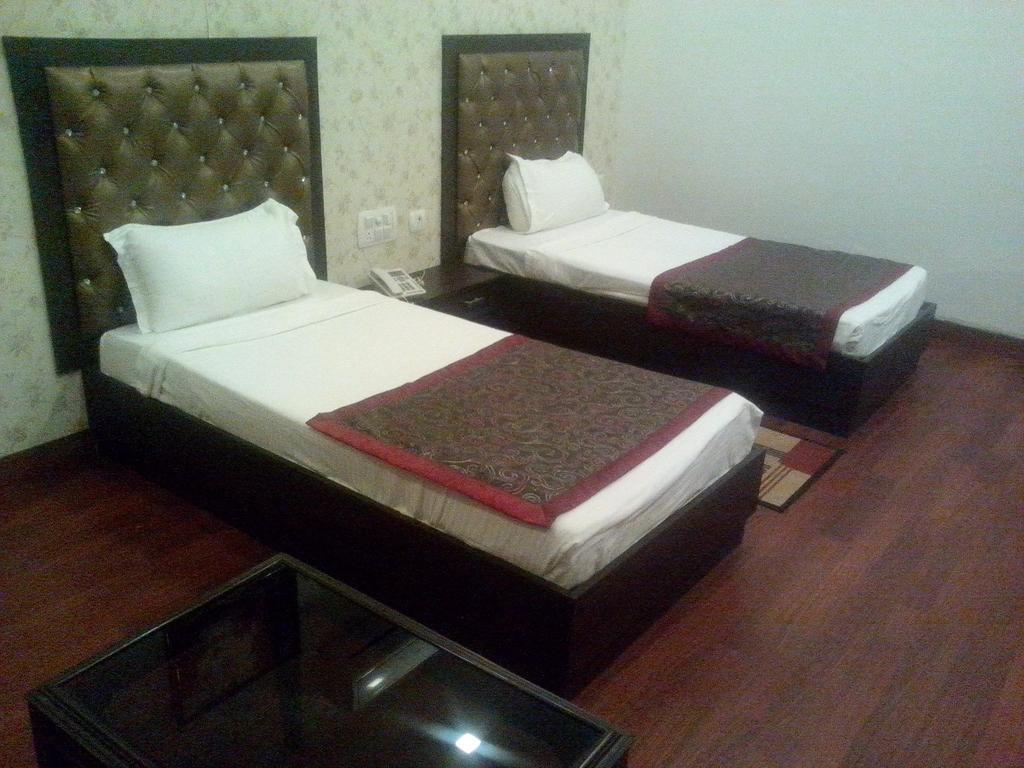 Hotel Krishna International Vrindāvan Стая снимка