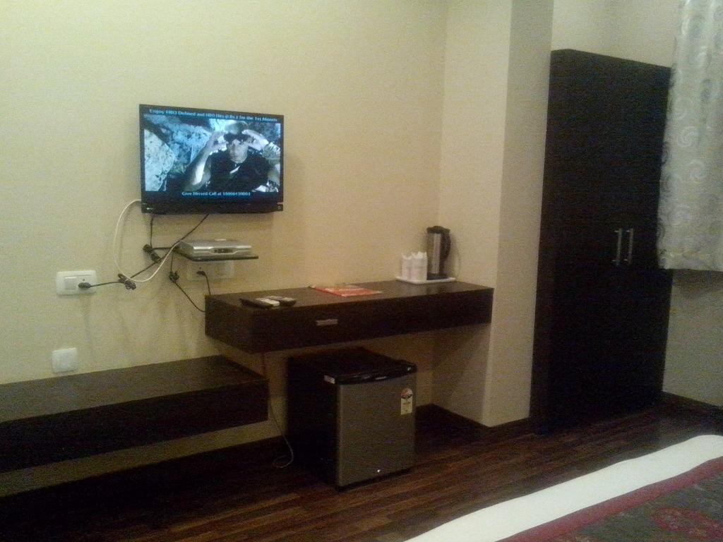 Hotel Krishna International Vrindāvan Стая снимка