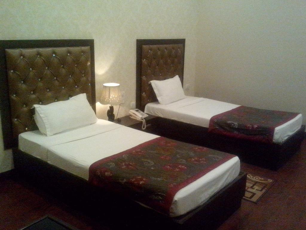 Hotel Krishna International Vrindāvan Стая снимка
