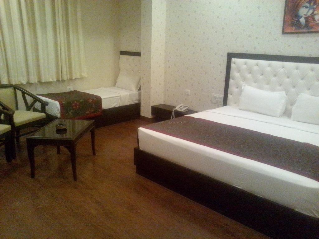 Hotel Krishna International Vrindāvan Стая снимка