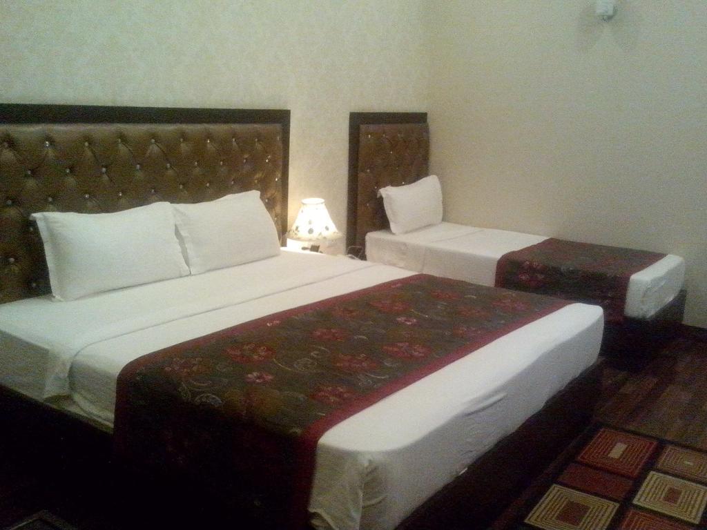 Hotel Krishna International Vrindāvan Стая снимка