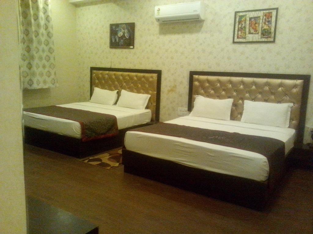 Hotel Krishna International Vrindāvan Стая снимка