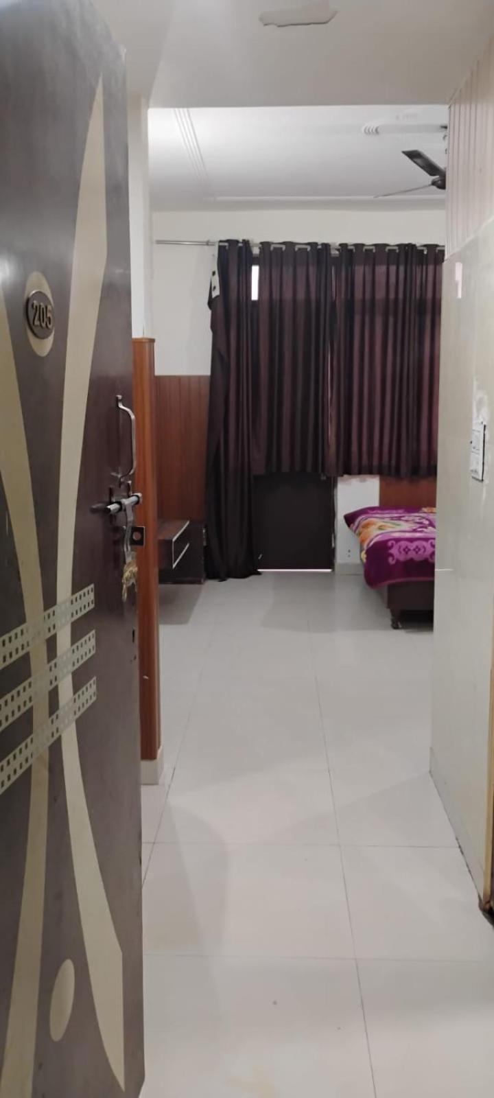 Hotel Krishna International Vrindāvan Екстериор снимка